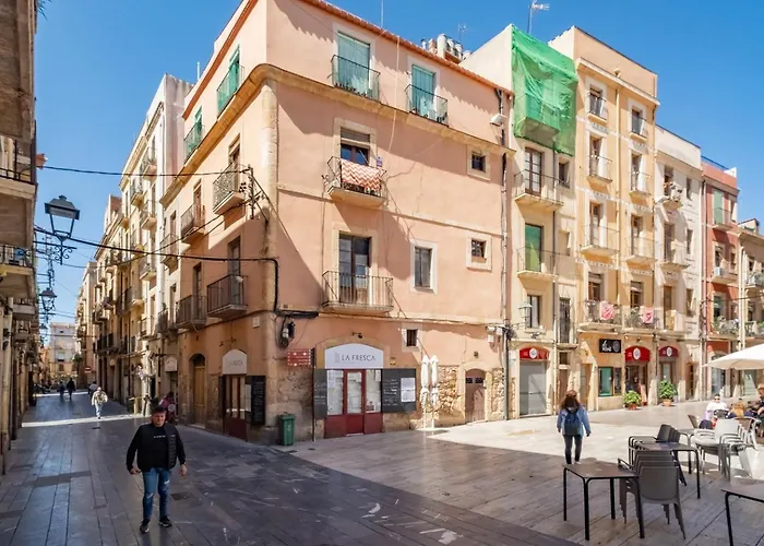 Apartamento En El Corazon De Tarragona. Planta Baja Con Patio.