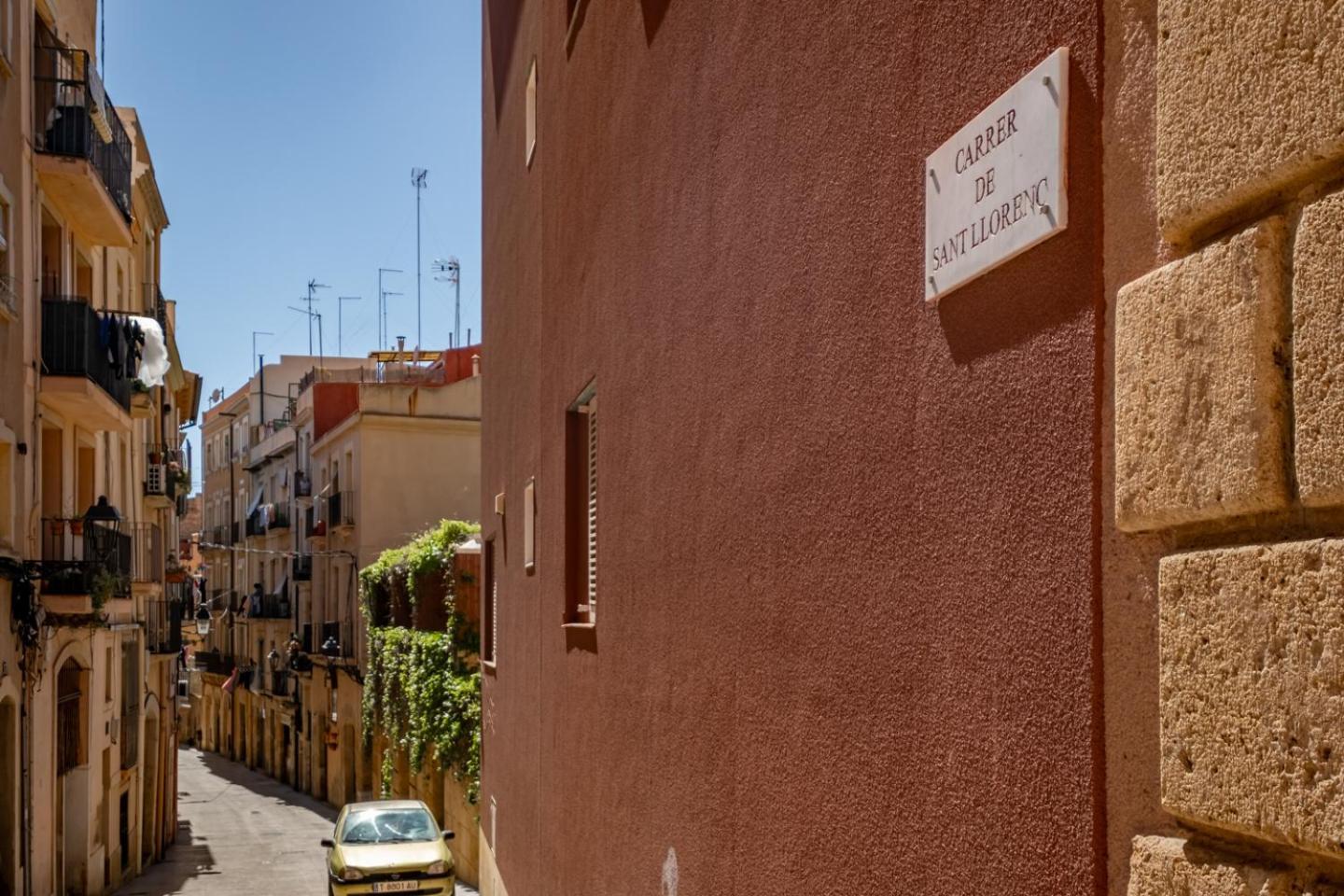 En El Corazon De Tarragona. Planta Baja Con Patio. *